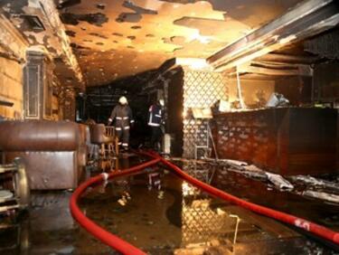 Трима души загинаха при пожар в хотел в Истанбул (СНИМКИ/ВИДЕО)