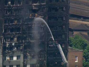 Риск от съдбата на Кулите близнаци грози горящата сграда в Лондон