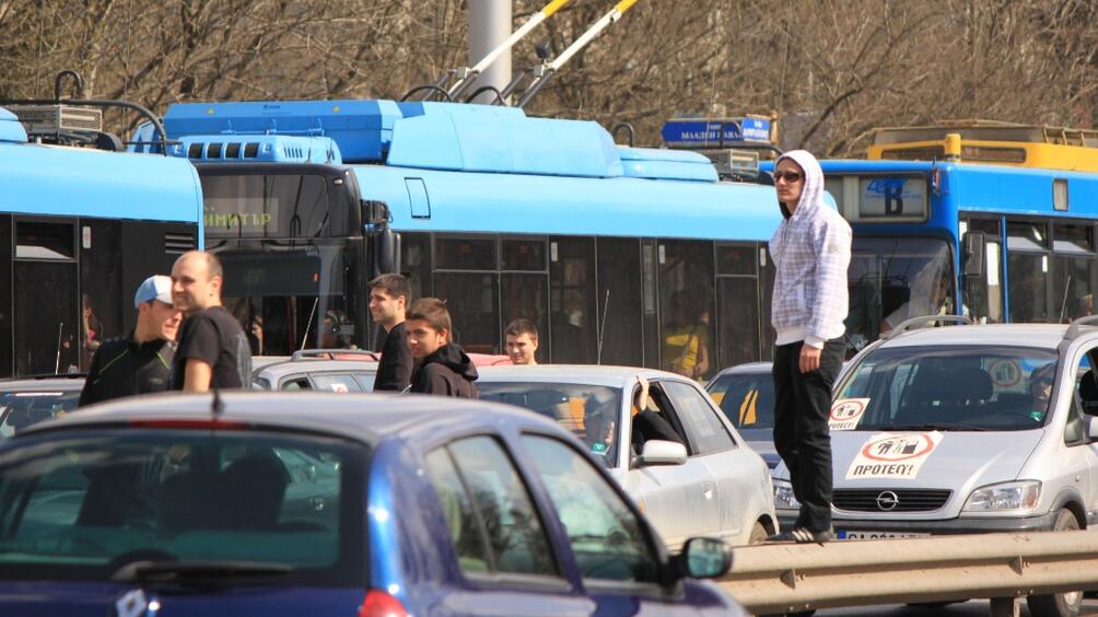 От утре се възстановява движението по бул. Патриарх Евтими". Възстановява