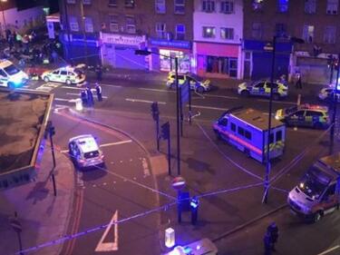 Разярени мюсюлмани задържаха нападателя пред джамията в Лондон (ВИДЕО)