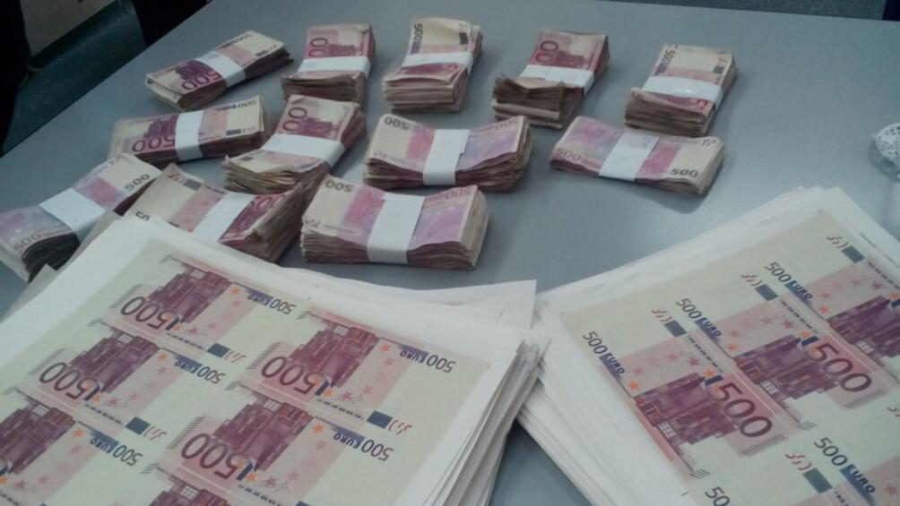 Разбита е група за разпространение на фалшиви евробанкноти. Става въпрос