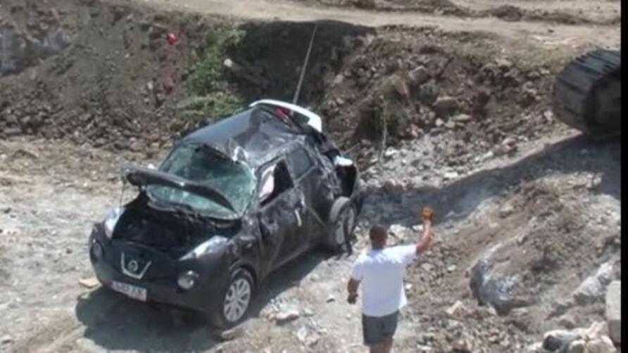 Възрастна двойка румънски туристи пропадна с автомобила си в шестметров