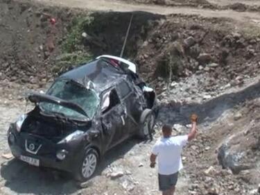 Румънски туристи пропаднаха с кола в шестметров изкоп в Арбанаси