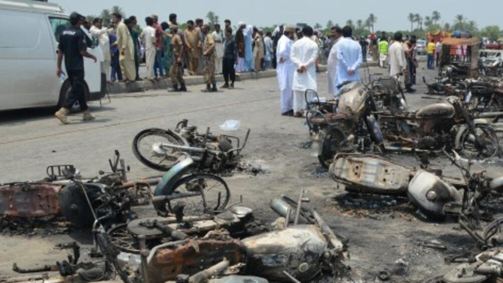 Броят на загиналите след вчерашния взрив на цистерна с гориво в Пакистан