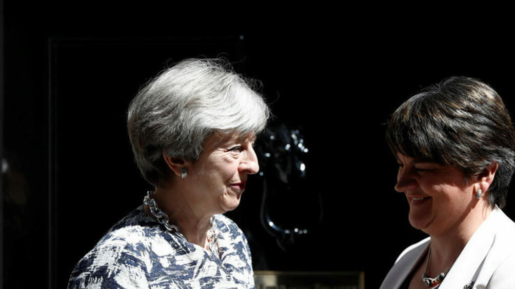 Британският премиер Тереза Мей сключи споразумение с лидерката на северноирландската