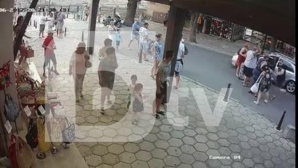 Мъж нападна слепи туристи на оживена търговска улица в стария