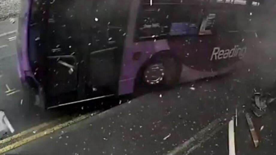 Мъж блъснат от огромен двуетажен автобус в Лондон като по чудо остана невредим предаде