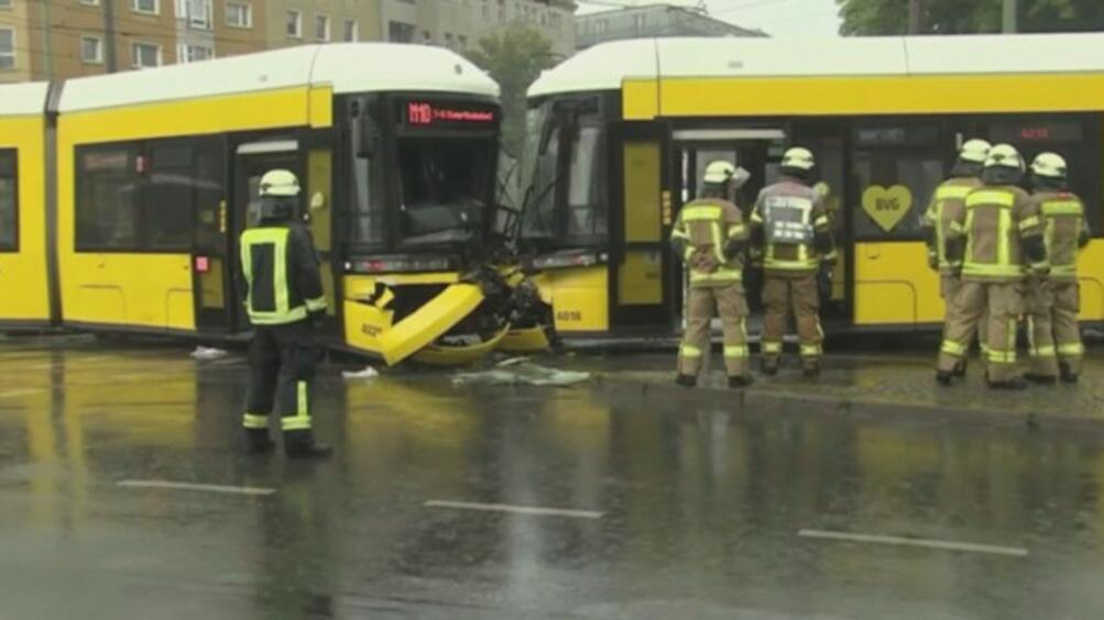 Най малко 27 души пострадаха при катастрофа между два трамвая в