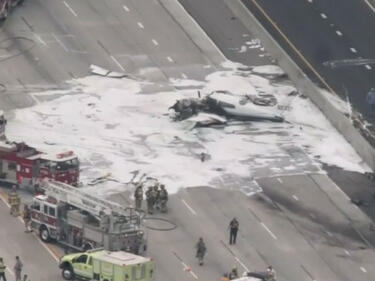Малък самолет падна върху кола на магистрала в САЩ
