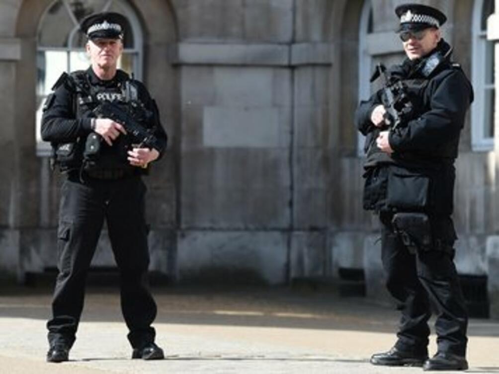 Властите във Великобритания са арестували трима мъже по подозрения за
