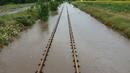 Тръгнаха влаковете по наводнените жп линии