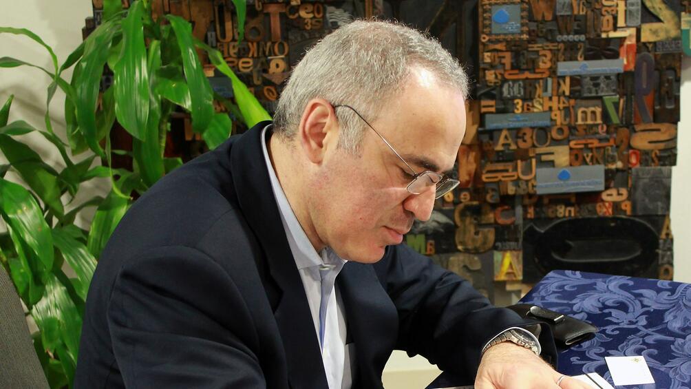 Великият Гари Каспаров се връща край шахматната дъска По велика новина