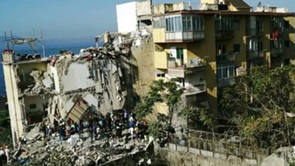 Пететажна жилищна сграда се срути в южния италиански град Торе Анунциата