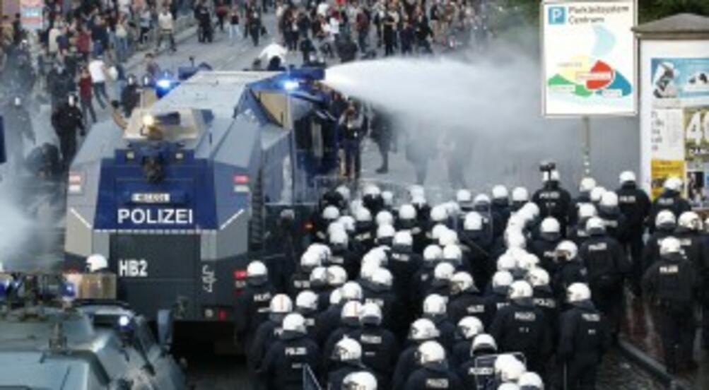 Сблъсъците между протестиращи и полиция срещу провеждащата се двудневна среща