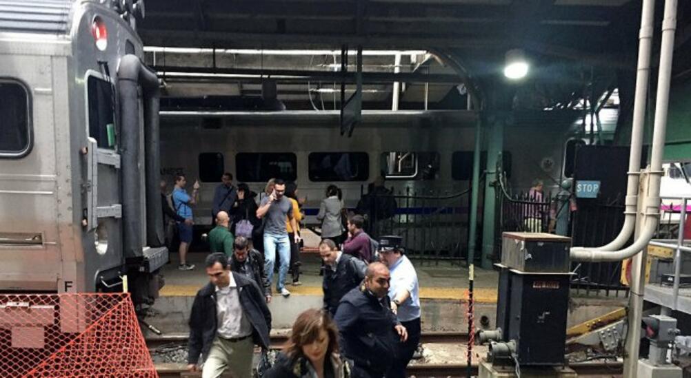 Влак от Ню Джърси дерaйлира при влизане в станция "Пенсилвания”