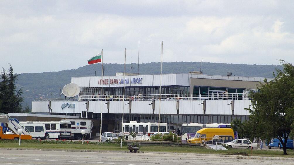 Пътници стоят часове наред изоставени на летище "Варна”. Те са