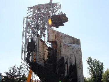 „Разрушителят“ на паметника пред НДК изгоря