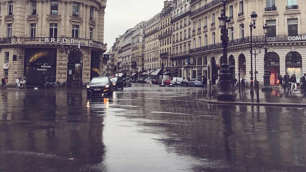 Половин Париж е наводнен след продължителните обилни валежи Над 20