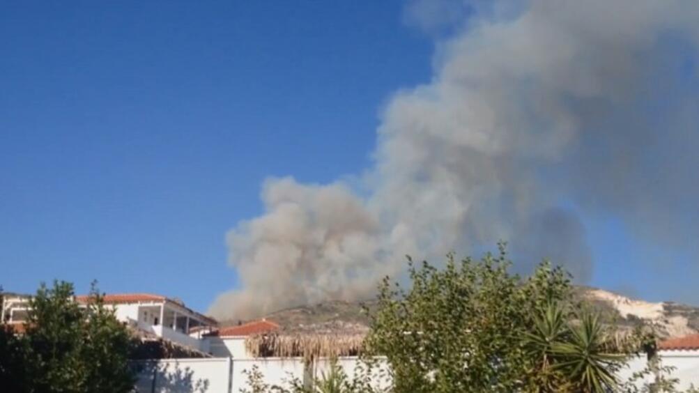 Голям пожар бушува от снощи на гръцкия остров Закинтос. Огънят