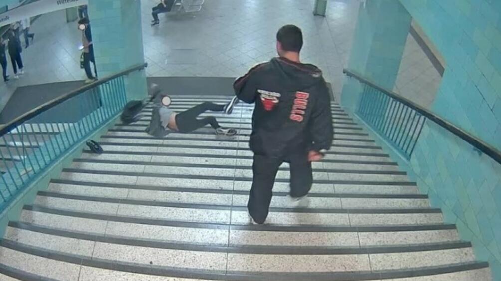 Нов инцидент в метрото скандализира берлинчани непознат мъж бута по стълбитеедин