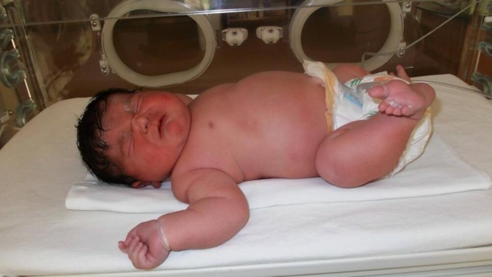 Бебе гигант се роди в болница в Пловдив Момченцето тежи