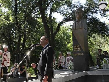 Осветиха паметника на Апостола във Военната академия