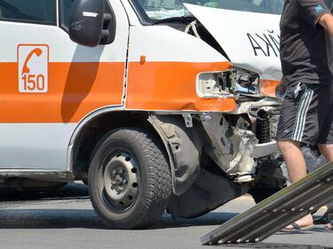 Катастрофа с коли и линейка с пациент на „Тракия“