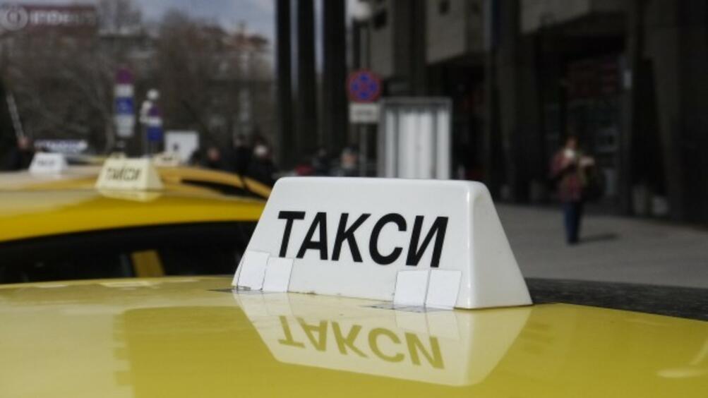 Таксиметров шофьор от Варна е псувал жена, след което я