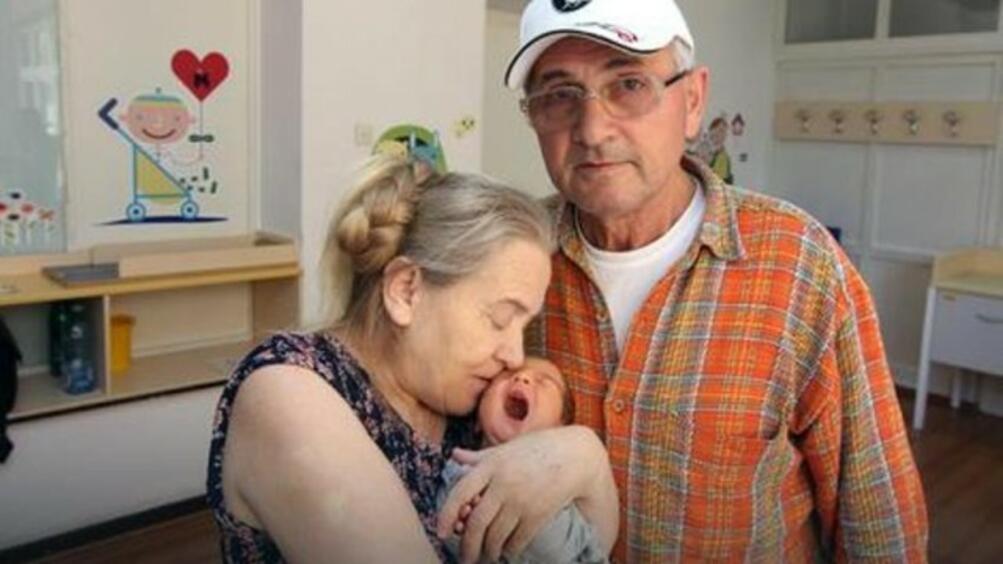 60-годишна жена от Сърбия роди първото си дете, след което