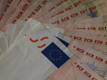 Огромна част от българите работят за малко пари