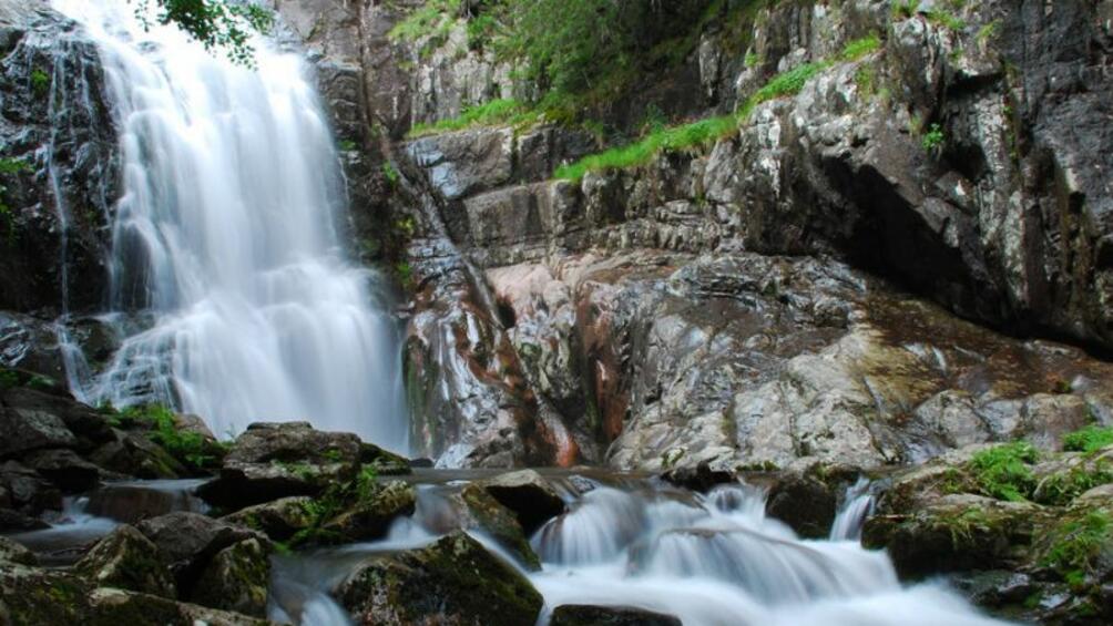 Турист паднал от Смолянските водопади докато си правел селфи е