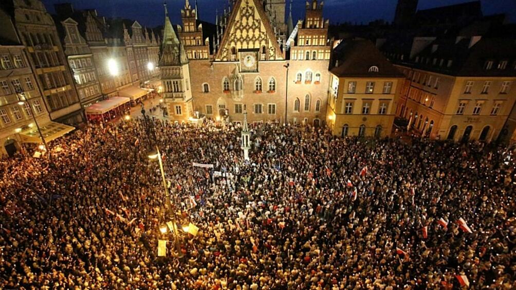 Възмущението от плановете на управляващата партия в Полша да постави