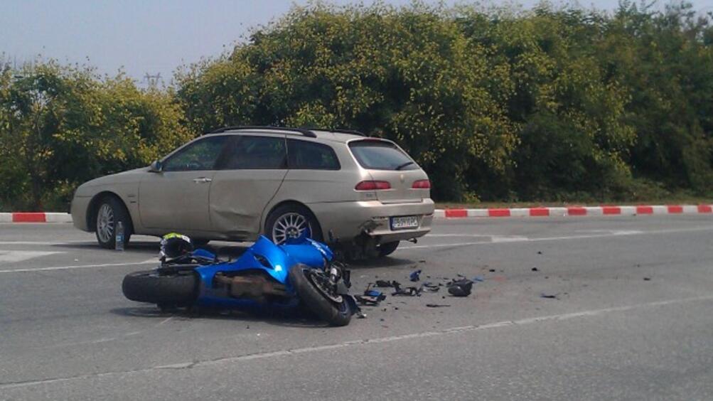 Катастрофа с моторист затрудни движението по главния път Пловдив