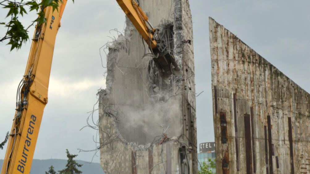 Пред НДК продължава демонтирането на грозните останки от паметника 1300