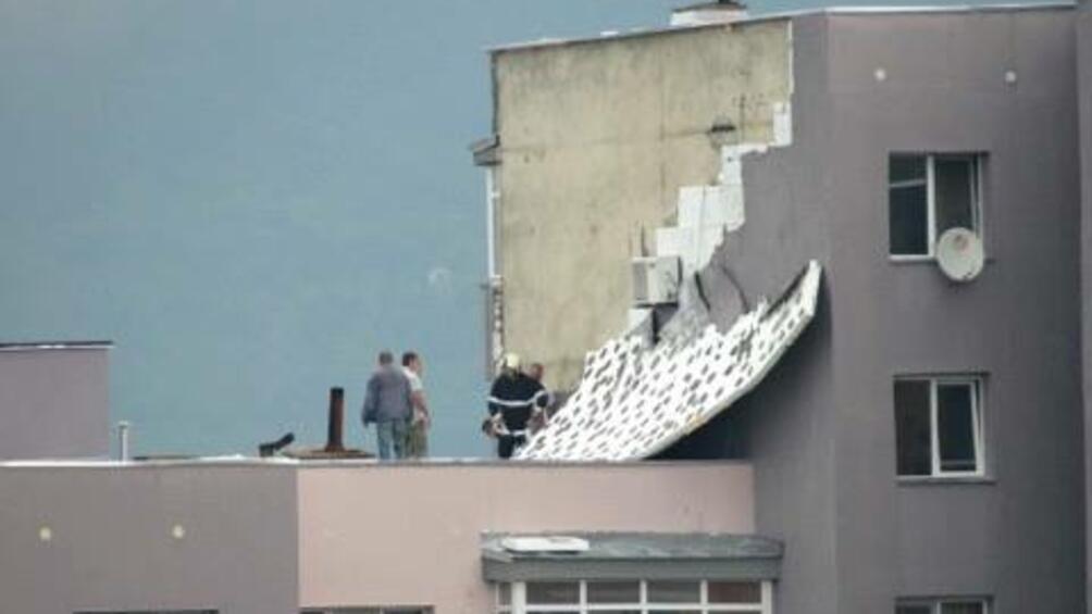 Ураганен вятър в Севлиево откърти изолацията на блок саниран преди