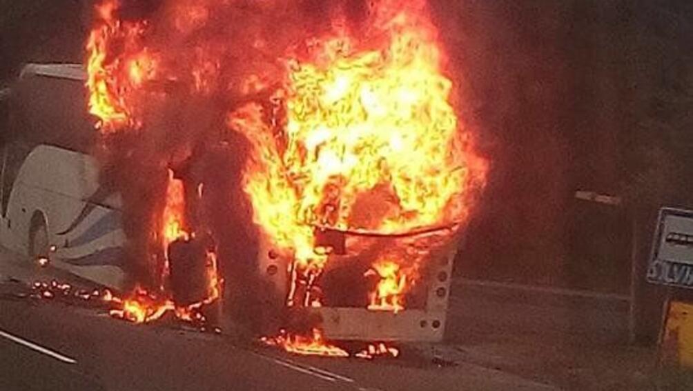 Автобус с руски туристи се е запалил в движение на