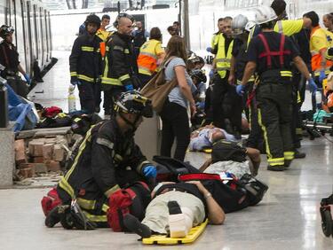 Тежка влакова катастрофа в Барселона, около 50 ранени (СНИМКИ/ВИДЕО)