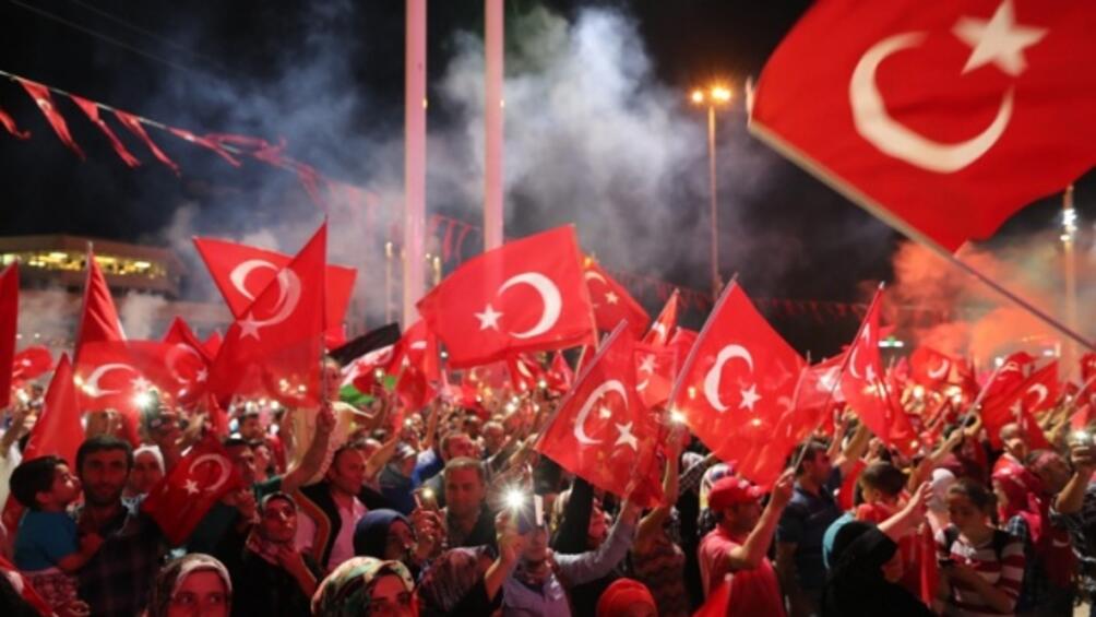 Няколкостотин турски жени се включиха в шествие в Истанбул протестирайки