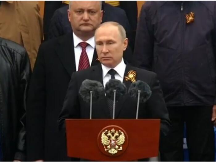 Президентът на Русия Владимир Путин обходи с катер корабите които
