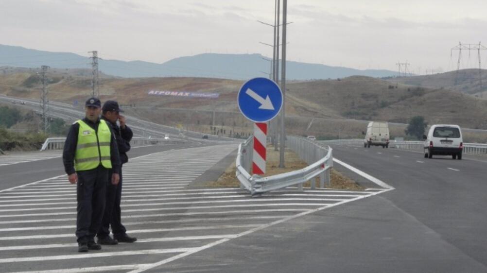 Аварирал ТИР затруднява движението на магистрала Струма в посока към