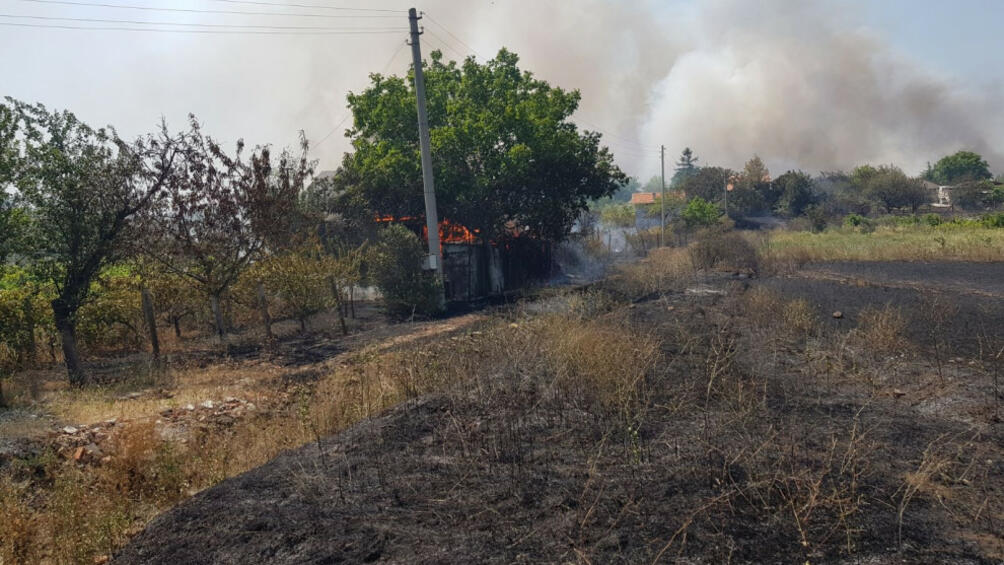 Голям пожар бушува край бургаското село Изворище, съобщи за Дарик