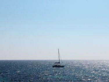 Туристическа лодка потъна край Турция, трима загинаха