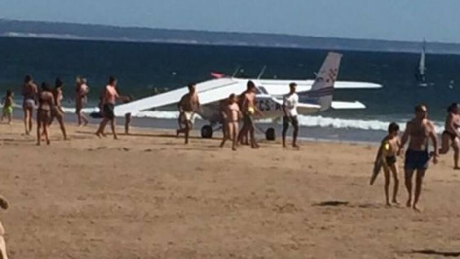 Малък самолет кацна аварийно на претъпкания плаж Капарика недалеч от Лисабон и причини смъртта на