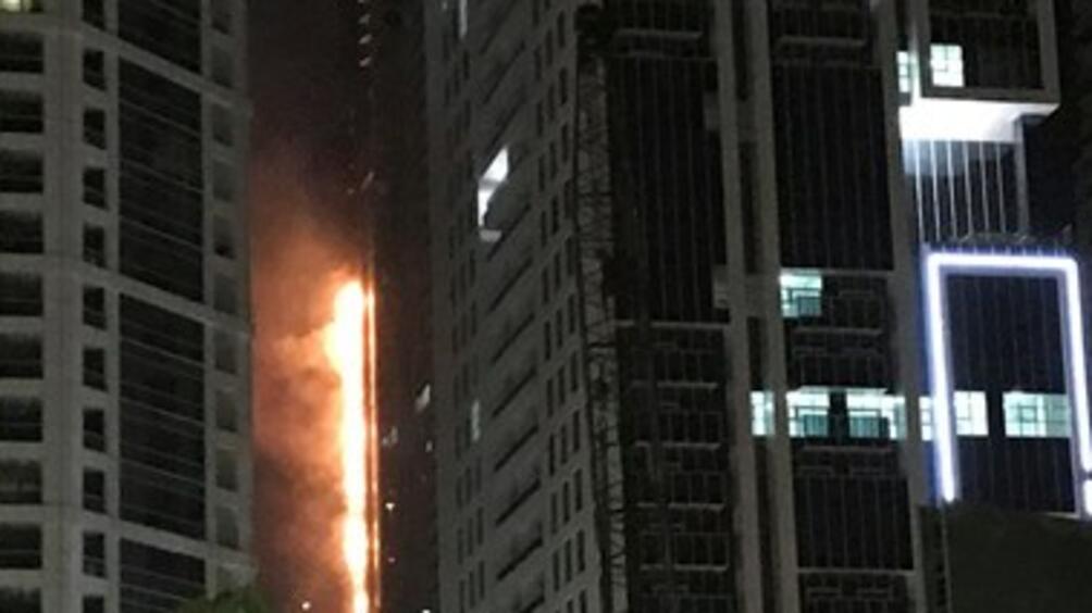 Голям пожар избухна в 79 етажния небостъргач Торч Тауър в Дубай