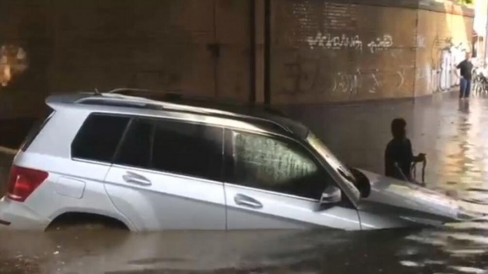 Внезапна буря с проливен дъжд предизвика наводнение в Берлин Много