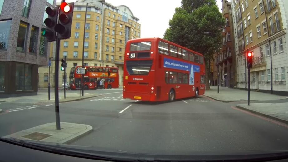 Характерен за Лондон двуетажен автобус се вряза по рано днес в