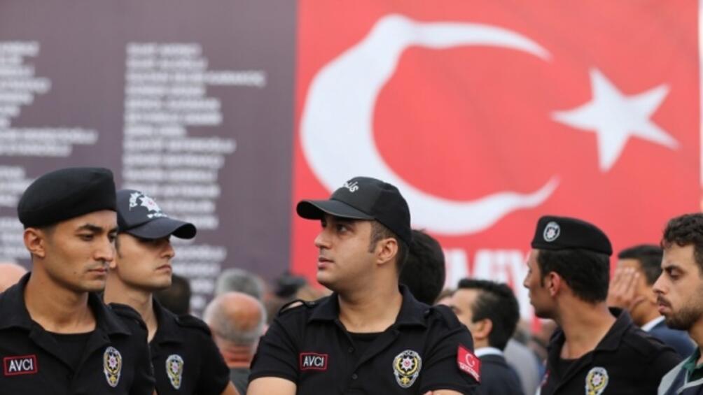 Турските власти издадоха заповеди за арест на 35 медийни служители