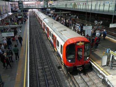 Влак пламна в лондонското метро