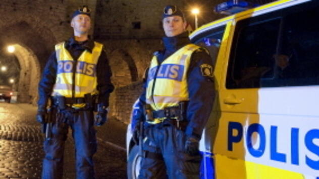 Неизвестен засега откри огън в Швеция Трима души са пострадали