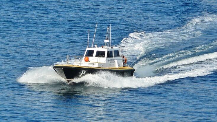 Румънските власти задържаха днес в Черно море лодка с близо